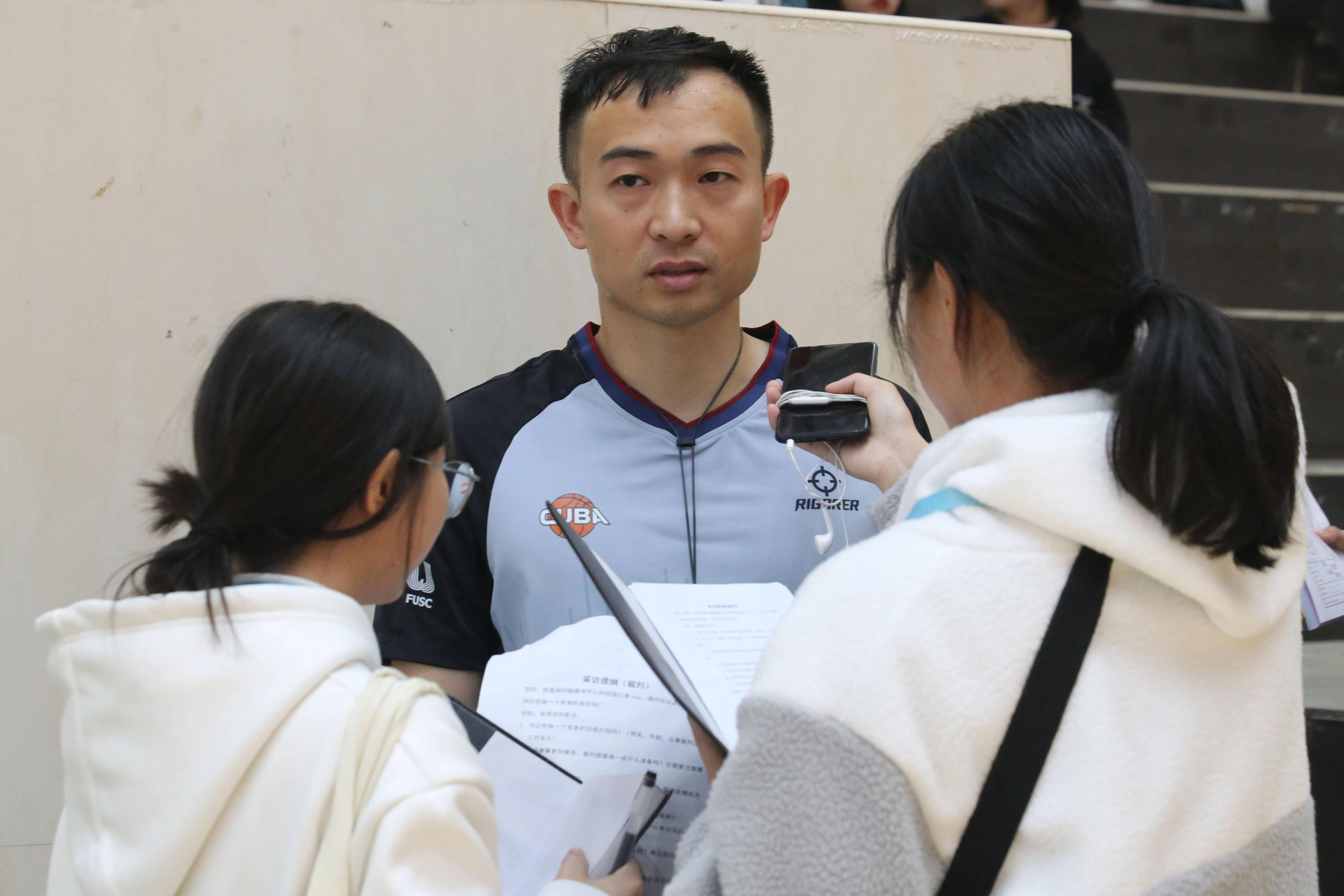 比赛局势复杂引发热议！，莎拉波娃在SKT比赛中重返赛场观众掌声雷动的简单介绍